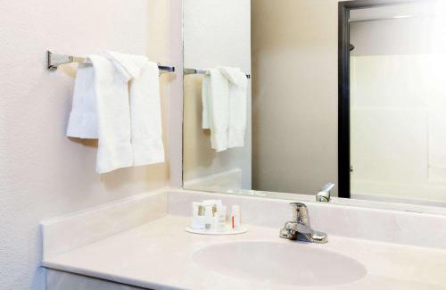 Huntsville Hotel | Super 8 by Wyndham Huntsville