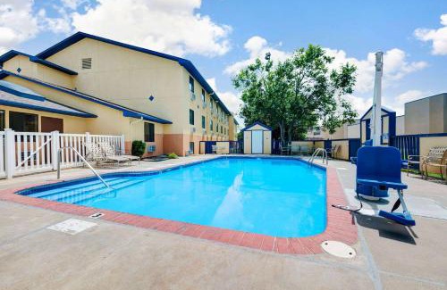 Hutchinson Hotel | Super 8 by Wyndham Hutchinson