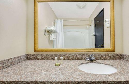 Hutchinson Hotel | Super 8 by Wyndham Hutchinson