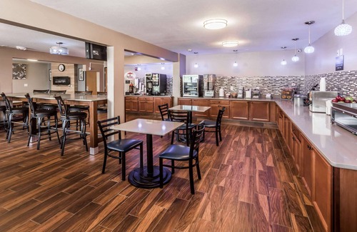 Coralville Hotel | Super 8 by Wyndham Iowa City/Coralville