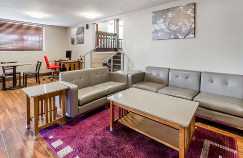 Coralville Hotel | Super 8 by Wyndham Iowa City/Coralville