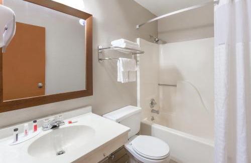 Coralville Hotel | Super 8 by Wyndham Iowa City/Coralville