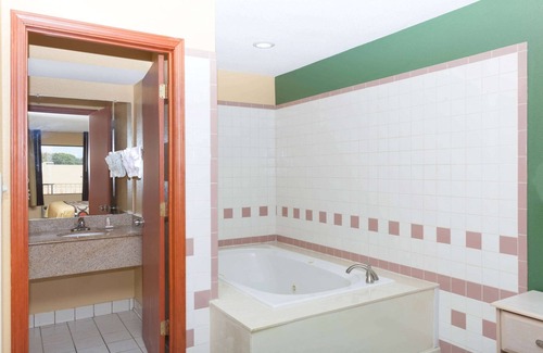 Jacksonville Hotel | Super 8 by Wyndham Jacksonville AR