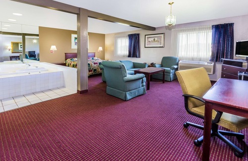 Joliet Hotel | Super 8 by Wyndham Joliet I-55 N/Chicago