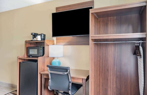 Joliet Hotel | Super 8 by Wyndham Joliet