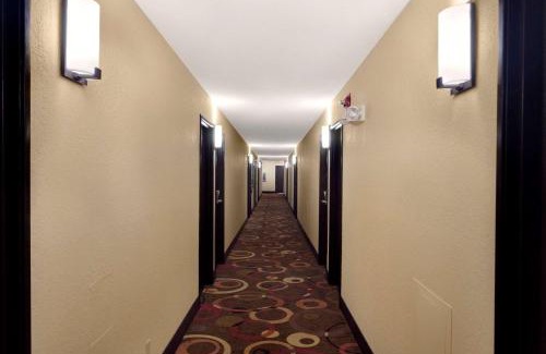 Joplin Hotel | Super 8 by Wyndham Joplin
