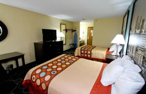 Winnetonka Hotel | Super 8 by Wyndham Kansas City