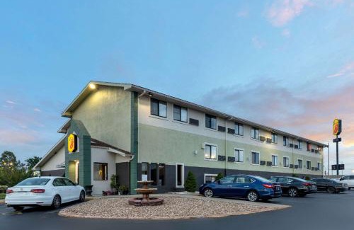 Waldron Hotel | Super 8 by Wyndham Kansas City at Barry Road/Airport