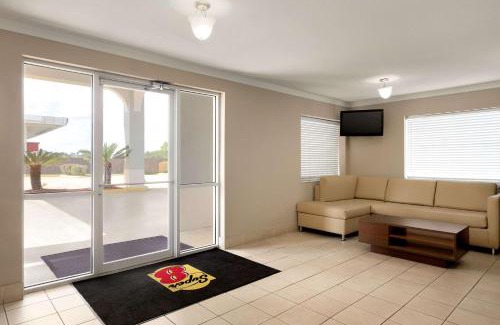 Lake Charles Hotel | Super 8 by Wyndham Lake Charles Northeast