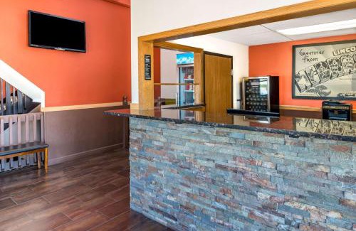 Lincoln Hotel | Super 8 by Wyndham Lincoln West