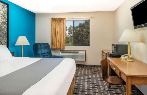 Lincoln Hotel | Super 8 by Wyndham Lincoln West