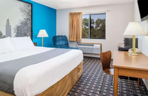 Lincoln Hotel | Super 8 by Wyndham Lincoln West