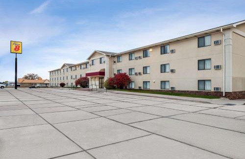 Lincoln Hotel | Super 8 by Wyndham Lincoln North