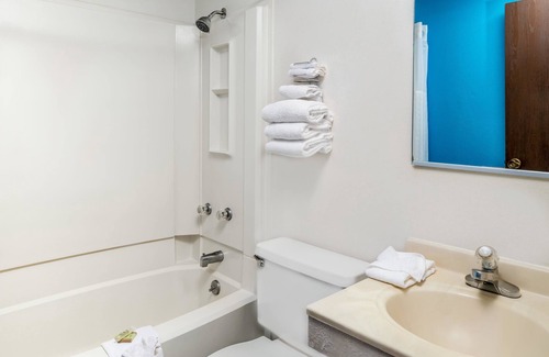 Lincoln Hotel | Super 8 by Wyndham Lincoln West