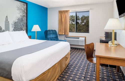 Lincoln Hotel | Super 8 by Wyndham Lincoln West