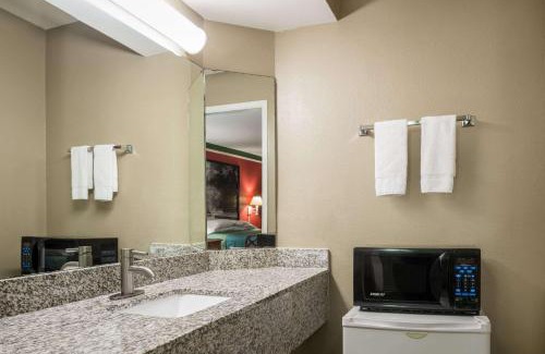 Little Rock Hotel | Super 8 by Wyndham Little Rock/Otter Creek