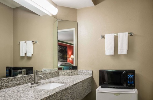 Little Rock Hotel | Super 8 by Wyndham Little Rock/Otter Creek