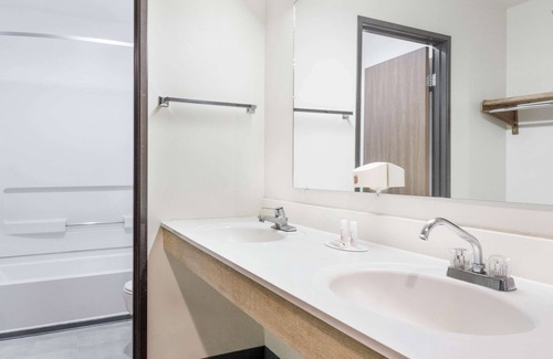 Logan Hotel | Super 8 by Wyndham Logan