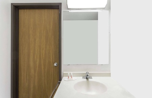 Logan Hotel | Super 8 by Wyndham Logan