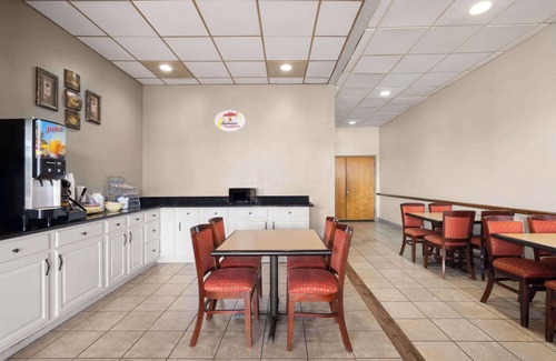 Longview Hotel | Super 8 by Wyndham Longview/North