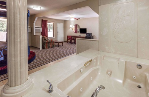 Mount Pleasant Hotel | Super 8 by Wyndham Mt. Pleasant TX