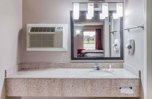 Mount Pleasant Hotel | Super 8 by Wyndham Mt. Pleasant TX