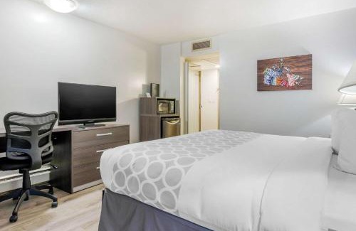 Kingsland Hotel | Super 8 by Wyndham Macleod Trail Calgary