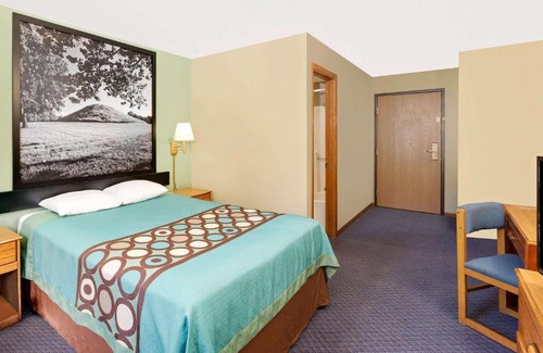 Macomb Hotel | Super 8 by Wyndham Macomb