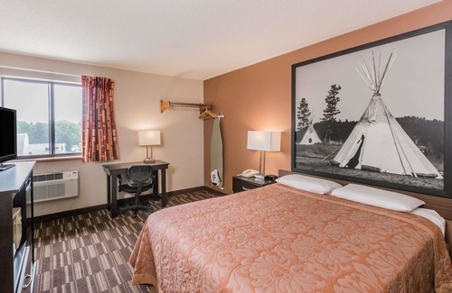 Madison Hotel | Super 8 by Wyndham Madison