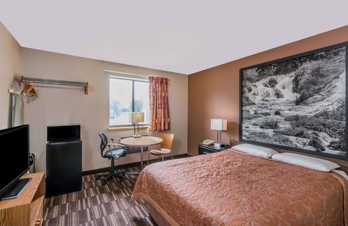 Madison Hotel | Super 8 by Wyndham Madison