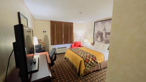 Maumee Hotel | Super 8 by Wyndham Maumee Perrysburg Toledo Area