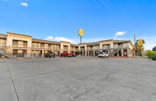 McAllen Hotel | Super 8 by Wyndham McAllen-Downtown-Airport-LA Plaza Mall