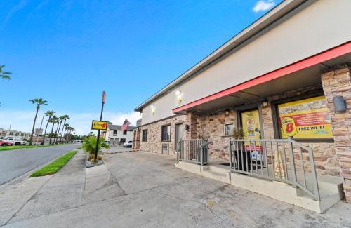 McAllen Hotel | Super 8 by Wyndham McAllen-Downtown-Airport-LA Plaza Mall
