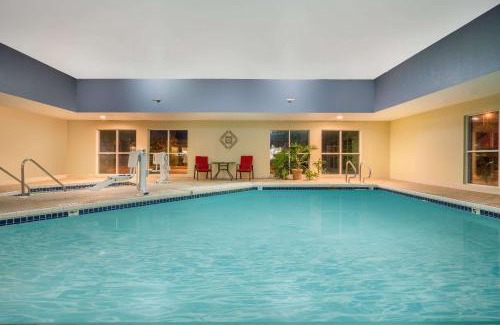 Menomonie Hotel | Super 8 by Wyndham Menomonie WI