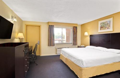 Milford Hotel | Super 8 by Wyndham Milford/New Haven