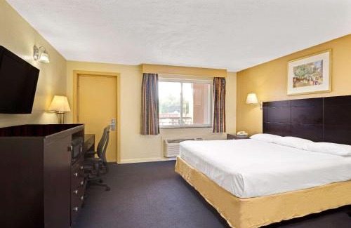 Milford Hotel | Super 8 by Wyndham Milford/New Haven