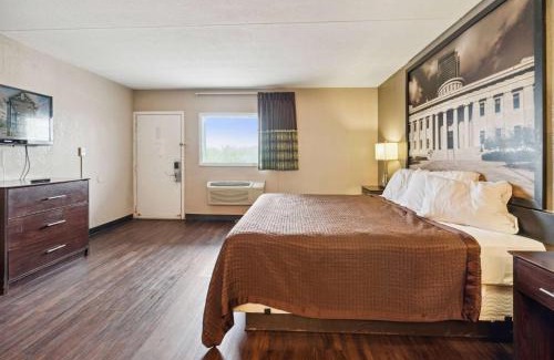 Millbury Hotel | Super 8 by Wyndham Millbury/Toledo
