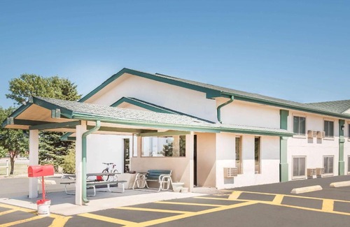 Miller Hotel | Super 8 by Wyndham Miller