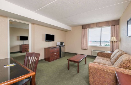 Gateway Hotel | Super 8 by Wyndham Mississauga