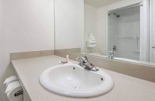 Gateway Hotel | Super 8 by Wyndham Mississauga