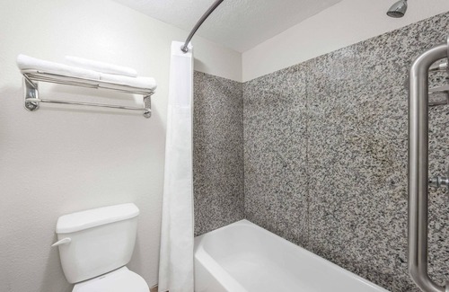 Moberly Hotel | Super 8 by Wyndham Moberly MO