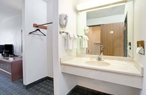 Monee Hotel | Super 8 by Wyndham Monee