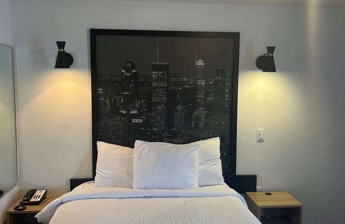 Saint Henri Hotel | Super 8 by Wyndham Montreal