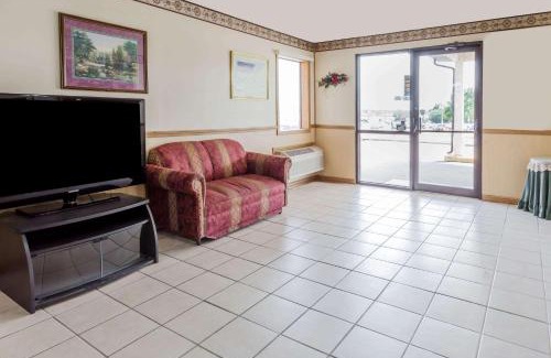 Morris Hotel | Super 8 by Wyndham Morris