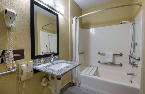 Nixa Hotel | Super 8 by Wyndham Nixa/Springfield Area