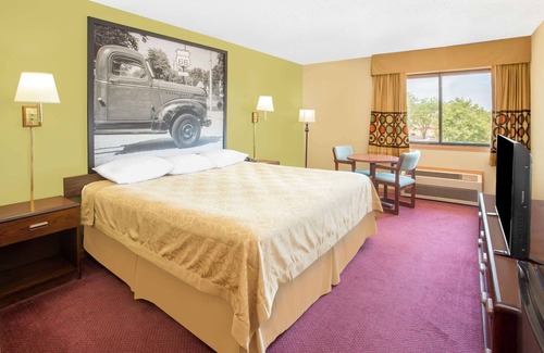 Normal Hotel | Super 8 by Wyndham Normal Bloomington