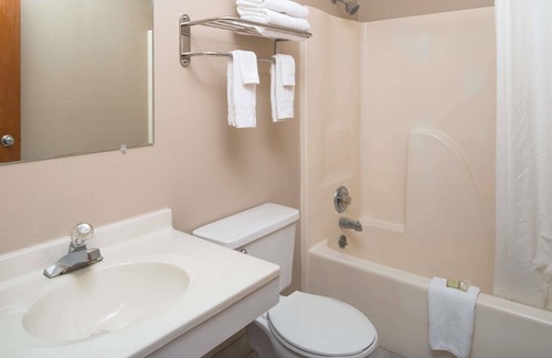 South Central Omaha Hotel | Super 8 by Wyndham Omaha NE