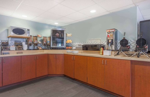 Peterborough Hotel | Super 8 by Wyndham Peterborough