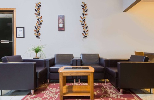 Pella Hotel | Super 8 by Wyndham Pella