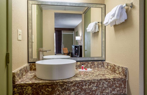 Perrysburg Hotel | Super 8 by Wyndham Perrysburg/Toledo